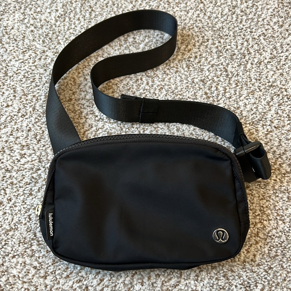 Lululemon Everywhere Belt Bag Black 1L